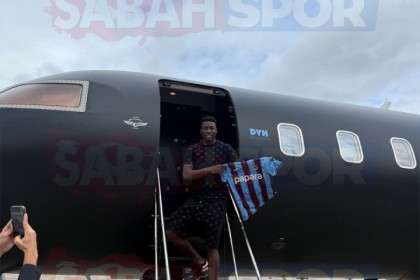 体育新闻-只差官宣！曼联门将奥纳纳落地土耳其，在飞机前展示特拉布宗球衣