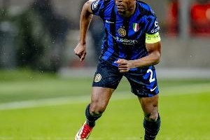 米体：巴萨曼城均有意国米后卫邓弗里斯，球员解约金2500万欧元