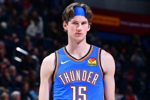 体育新闻-上赛季场均3.8分1.7板！Shams：雷霆与布兰登-卡尔森续签双向合同